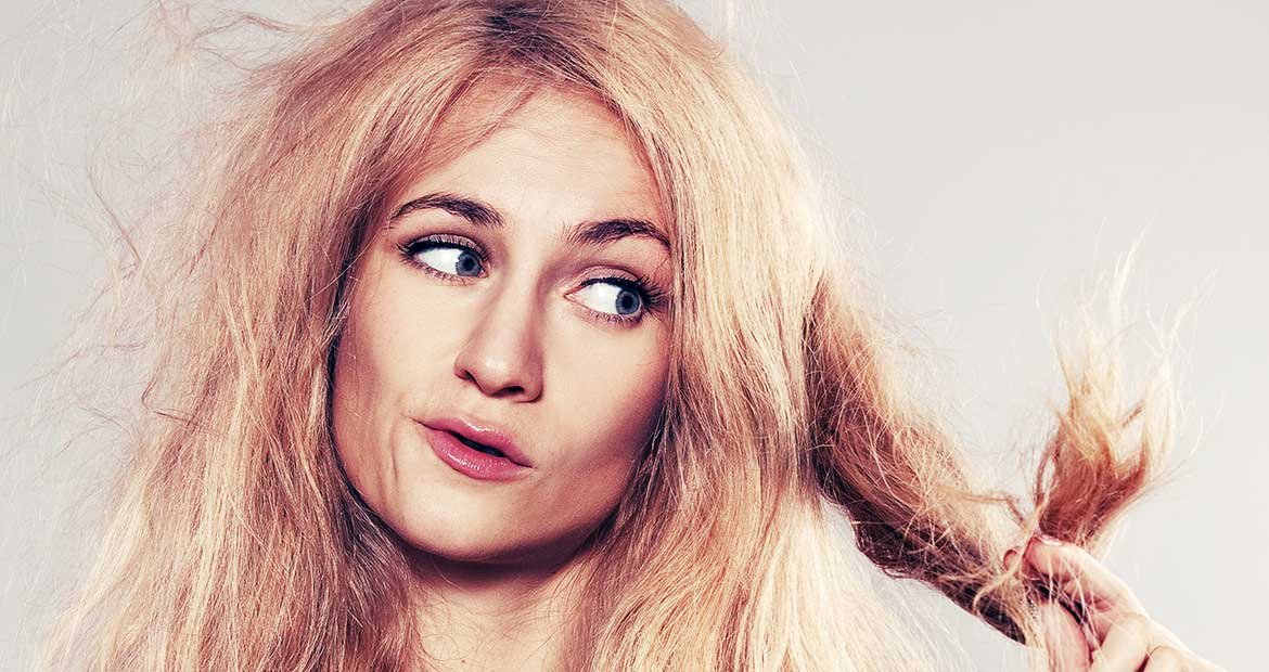 Mulher Olhando As Pontas Danificadas Do Seu Cabelo